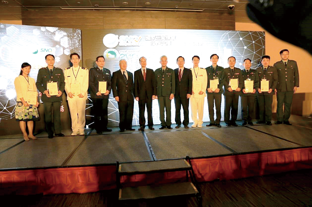 本院榮獲九項SNQ國家品質標章團隊由生策會陳維昭總召集人親自授獎